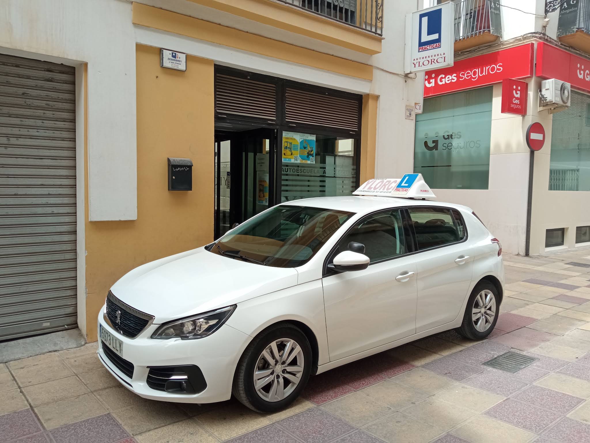 Coche de prácticas de Autoescuela Ylorci frente a su sede en Lorca